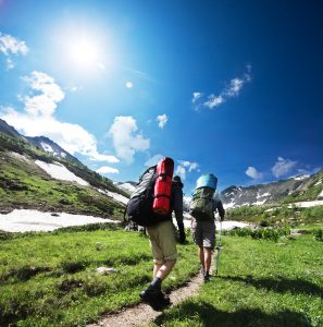 Verbände und Desinfektionsmittel sind notwendig um richtig erste Hilfe bei einer Verletzung in der Natur leisten zu können.