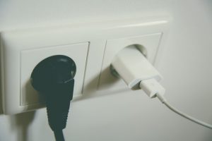 Besonders Unterhaltungsgeräte, wie Fernseher und Playstation, sollen nicht in der Steckdose eigesteckt bleiben.
